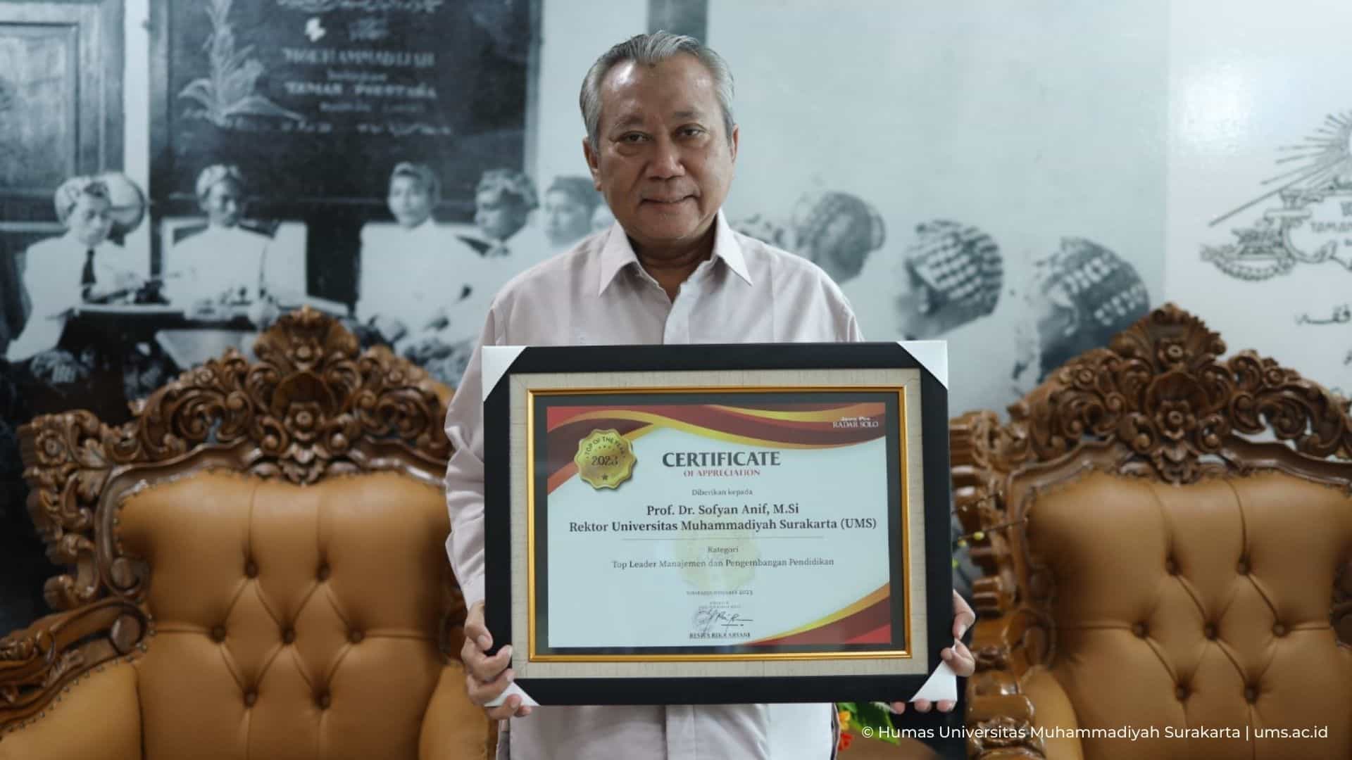 Jadi-Top-Leader-Of-The-Year-Rektor-UMS-Terima-Penghargaan-dari-Jawa-Pos-Radar-Solo