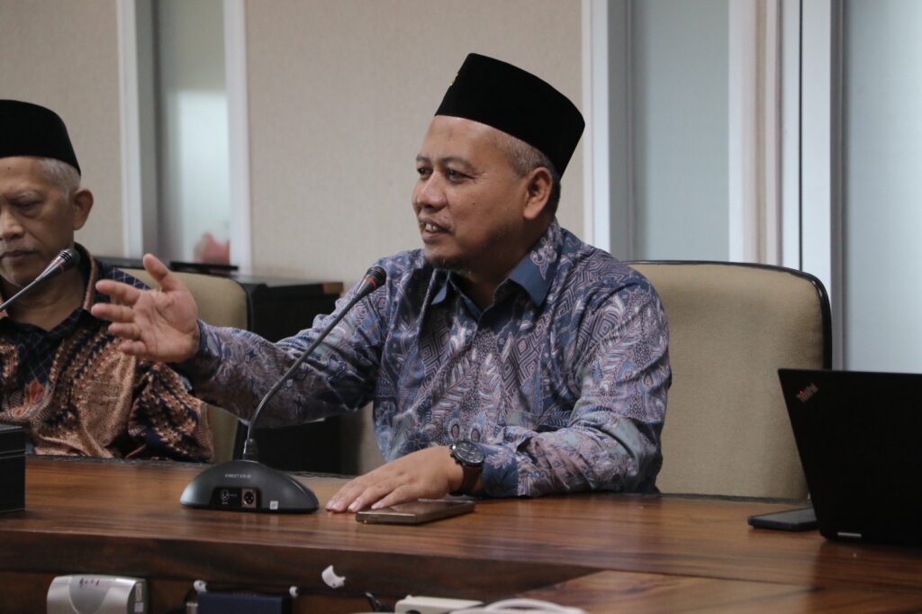 Wakil Rektor II UMS, Prof. Dr. Muhammad Da’i, S.Si., M.Si., Apt., menyampaikan ucapan selamat datang sekaligus menegaskan komitmen UMS saat menerima kunjungan peserta Leadership Training bagi Pimpinan Perguruan Tinggi Muhammadiyah ‘Aisyiyah (PTMA) Angkatan XI pada Sabtu (22/11), bertempat di Ruang Sidang BPH Gedung Induk Siti Walidah UMS.